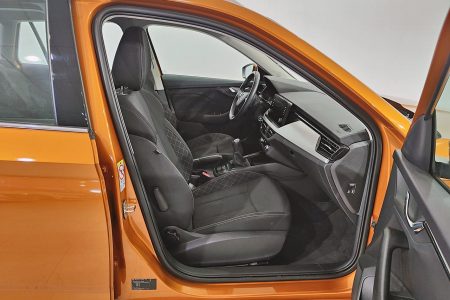 skoda-kamiq-km0-2023-ambition-naranja-asientos-delanteros
